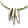 Zöld, fogakból készült lánc