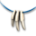 Kék, fogakból készült lánc